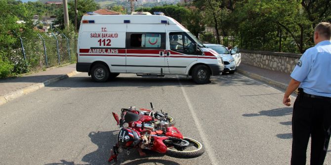 Motosiklet Kamyonete Çarptı: 2 Yaralı
