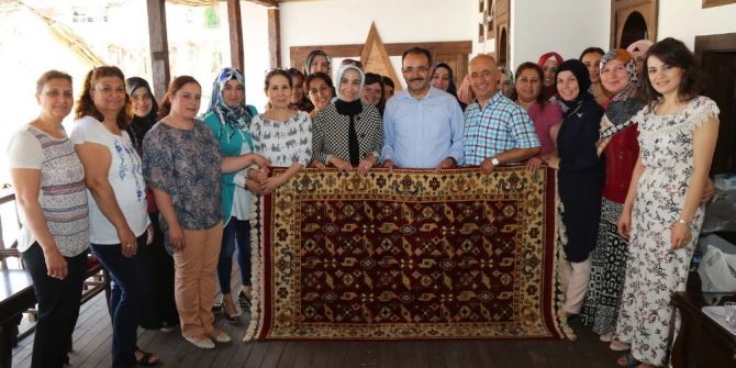 Tarihi Uşak Halıları Dokuma Kurslarıyla Yaşatılıyor