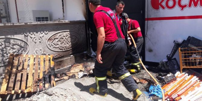 Yangın Markete Sıçramadan Söndürüldü