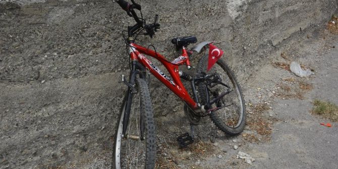 Bisiklet Otomobile Çarptı: 2 Yaralı