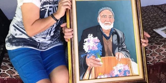 Pazarda Görüp Resmini Yaptığı Yaşlı Adama Tablosunu Bir Yıl Sonra Teslim Etti