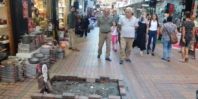 Caddeye Mezar Yapıp, Üzerine Çiçekler Koydu