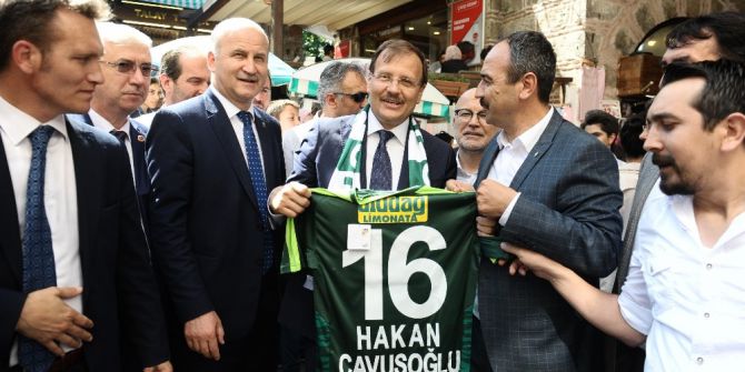 Başbakan Yardımcısı Çavuşoğlu Sokak Müzisyenine Bahşiş Verdi