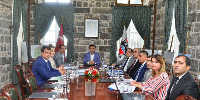 Vali Güzeloğlu, Sur İlçesinde Devam Eden Restorasyon Çalışmalar Hakkında Bilgi Aldı