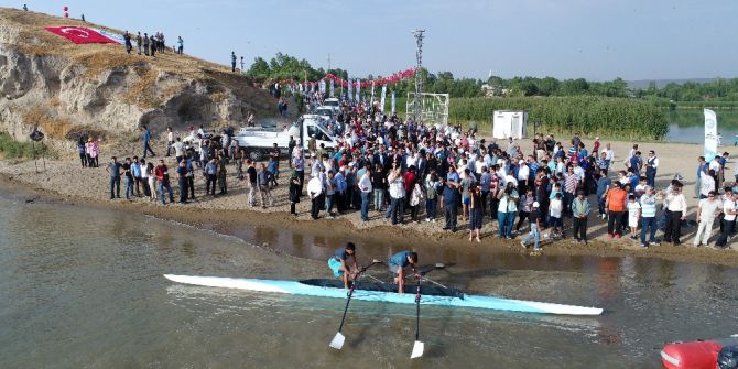 Van Gölü Sahillerinde Halk Plajı Açıldı