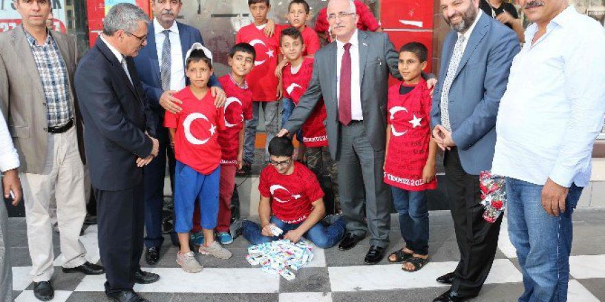 Demokrasiye Sahip Çıkan Şanlıurfalılara Karanfil Ve Bayrak Dağıtıldı