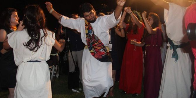 Protokolü Roma Dönemine Ait Kıyafetleriyle Karşılayıp Dans Ettiler