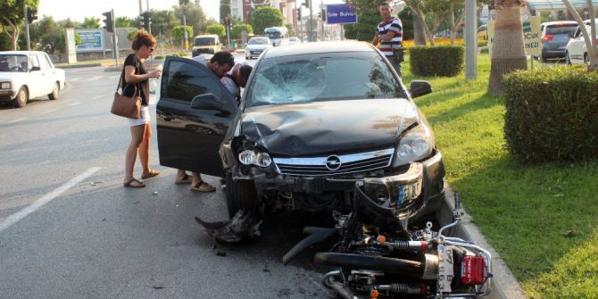 Antalya’da Otomobil Motosiklete Çarptı: 1 Yaralı