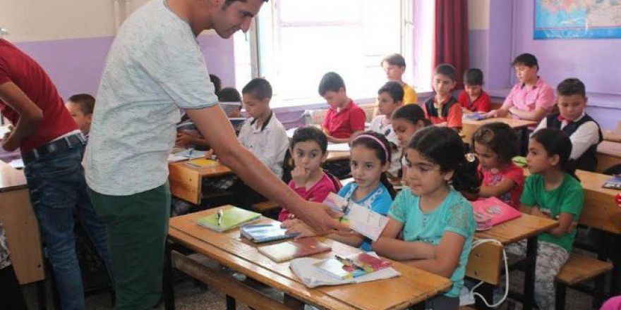 Yenişehir Gençlik Merkezinden Suriyeli Öğrencilere Kırtasiye Yardımı