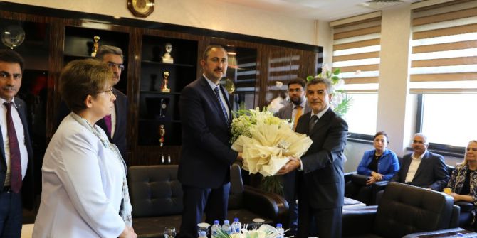 Adalet Bakanı Gül, İlk Yurt İçi Gezisinde Çiçekle Karşılandı