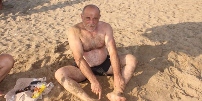 Sahile Gelen Vatandaşlar Ayaklarına Yapışan Siyah Maddeyle Şaşkına Döndü