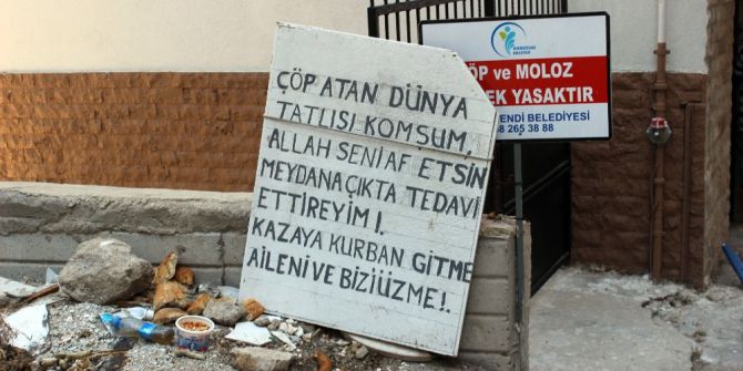 Çöplerden Bıkan Vatandaştan "Kazaya Kurban Gitmeyin" Yazılı Pankart
