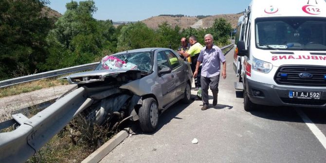 Otomobil Refüje Çarptı: 3 Yaralı