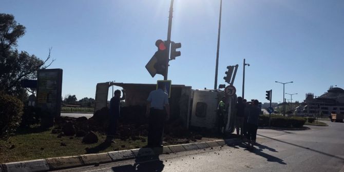 Virajı Alamayan Hafriyat Kamyonu Devrildi: 1 Yaralı