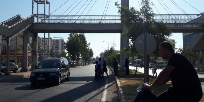 Üst Geçit Yerine Yolu Kullanan Yayalar Canını Tehlikeye Atıyor