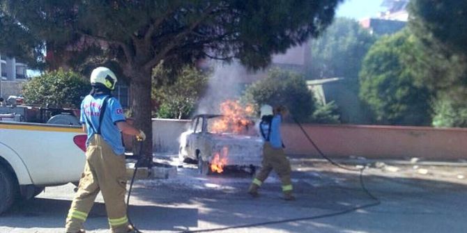 Park Halindeki Otomobil Cayır Cayır Yandı