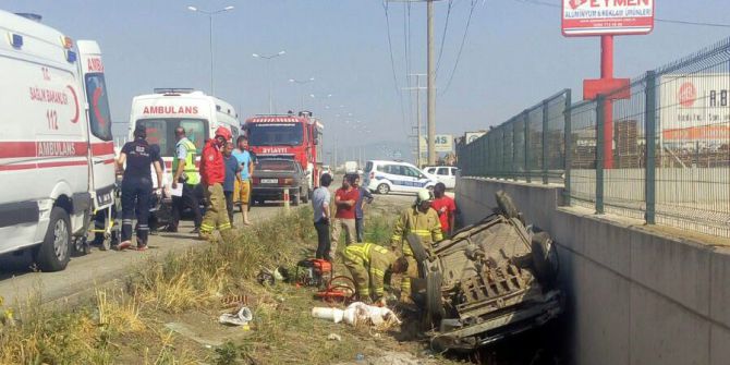 Taklalar Atan Otomobilden Sağ Kurtuldular