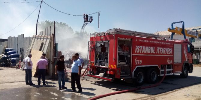 Ataşehir’de Atık Kağıt Deposunda Korkutan Yangın