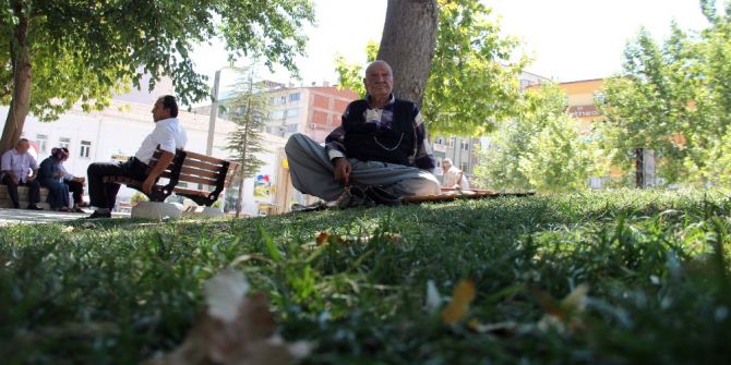 Yaşlılar Camilerde, Çocuklar Süs Havuzlarında Serinliyor