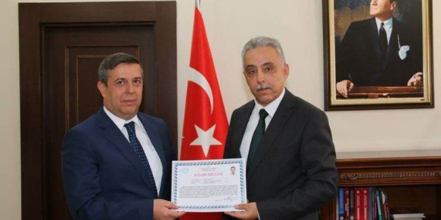 Vali Toprak’tan Emniyet Müdürü Holoğlu’na Başarı Belgesi