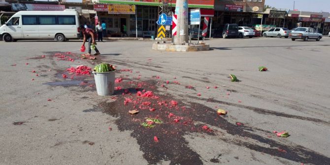 Parçalanıp Yola Dağılan Karpuzları Esnaf Temizledi