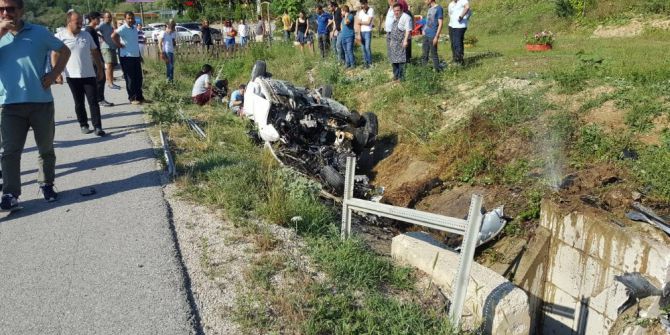 Otomobil Yağmur Suyu Kanalına Düştü: 2 Yaralı