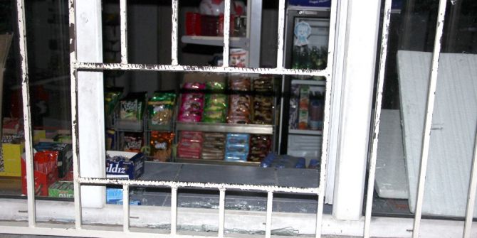 Hırsızlık İçin Girdiği Kantinde Çikolata Yerken Yakalandı