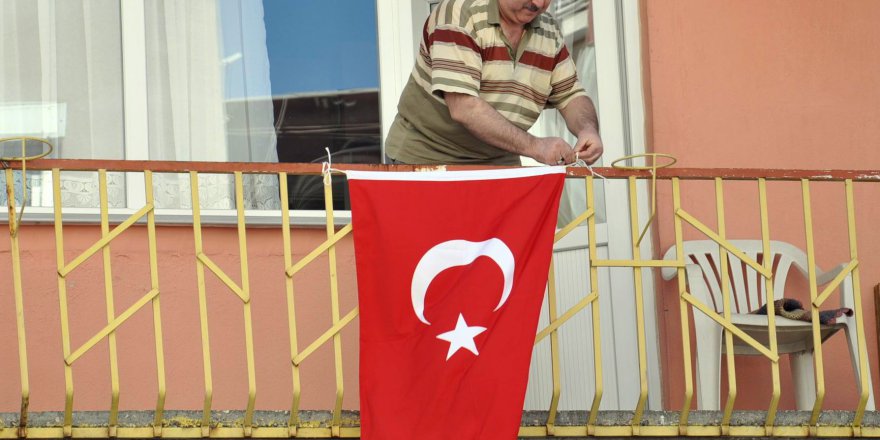 Bir Bayrak Astı, Herkes Onu Tanıdı