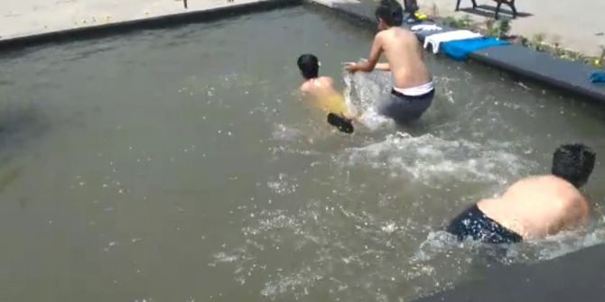 Kars’ta Çocuklar Süs Havuzunda Serinledi, Vatandaşlar Ağaç Gölgesine Sığındı