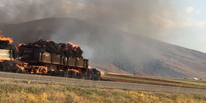 Römork İçindeki Samanlarla Birlikte Yandı