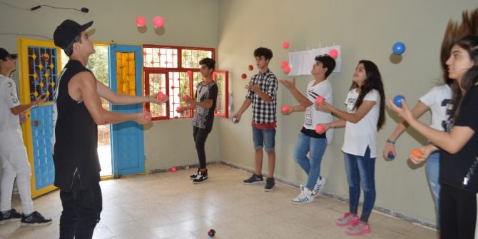 Mülteci Çocuklar Savaşın İzlerini Sanatla Siliyor