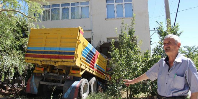 Kütahya’da Freni Patlayan Kamyon Eve Girdi