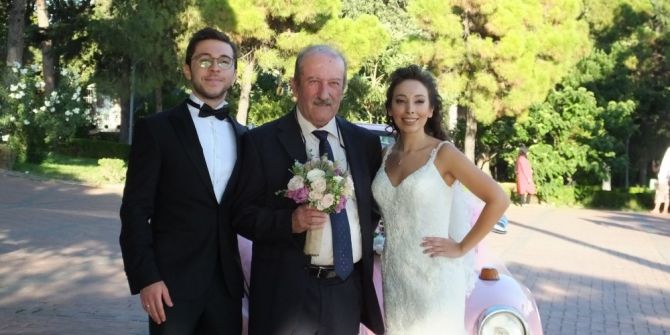 Burhaniye’de 42 Yıllık Otomobil Gelin Arabası Oldu