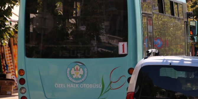 Halk Otobüsü Şoförü Parklanmaya Kızdı, Yolu Trafiğe Kapattı