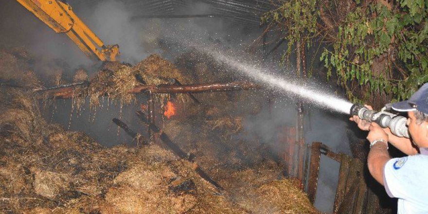 Ortaca’da Ahır Yangınında Bin Balya Ot Kül Oldu