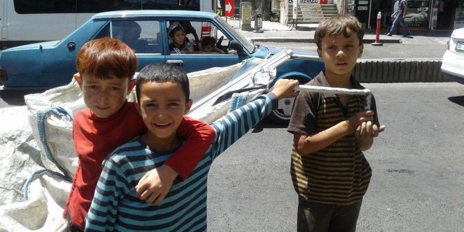 Yaşıtları Tatil Yaparken Onlar Çöp Toplayıp, Su Satıyor