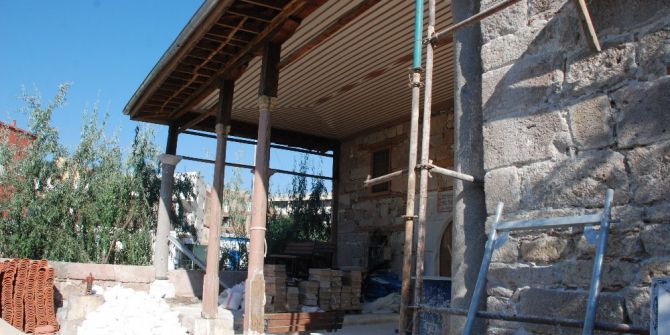 Cami Taşları Üzerine Devrildi