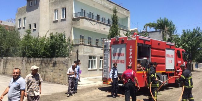 Elektrik Kontağından Çıkan Yangın Büyümeden Söndürüldü