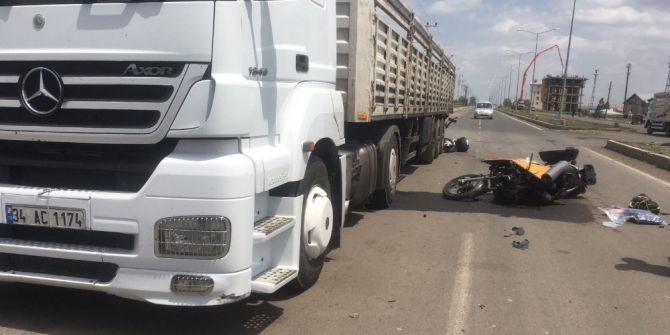 Motosikletiyle Tıra Çarpan Ukraynalı Sürücü Öldü