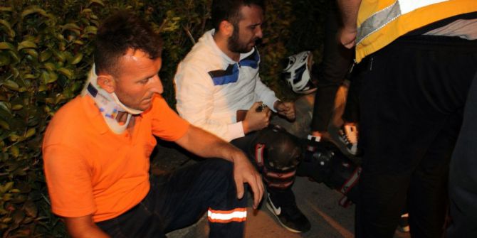 Motosiklet Çöp Kamyonundaki İşçiye Çarptı: 2 Yaralı