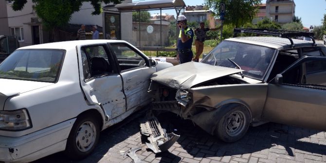Manisa’da Trafik Kazası: 3 Yaralı