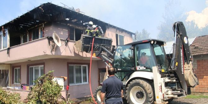 Elektrik Kontağından Çıkan Yangında İki Katlı Ev Yandı