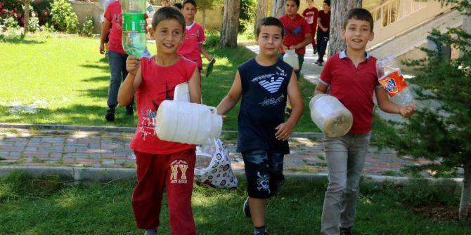 Öğrenciler Camileri İçin Pet Şişe Topluyor