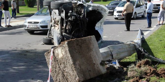 Sivas’ta Otomobil Aydınlatma Direğine Çarptı: 2 Yaralı