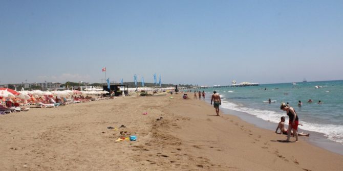 Antalya Side’de Sahildeki Zift Temizlendi