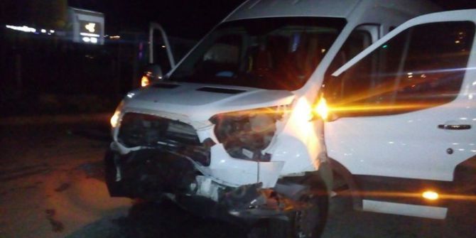 Otomobil İle Minibüs Çarpıştı, 4 Yaralı