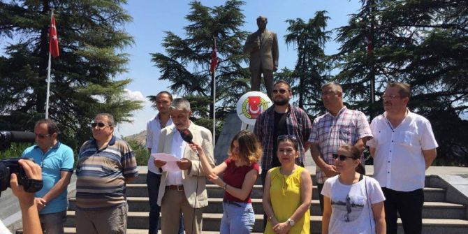 Gazeteciler Atatürk Anıtı’na Çelenk Koydu