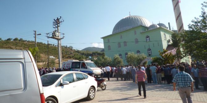 Nehre Uçan Otomobilde Hayatını Kaybeden 3 Kişi Toprağa Verildi