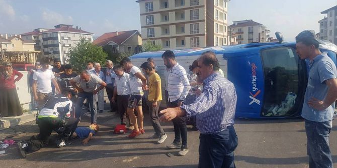 Kaza Yapan Kargo Aracı Devrildi: 4 Yaralı