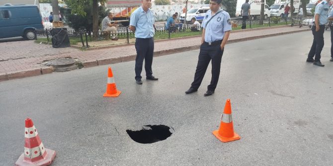 Fatih’te Doğalgaz Hattı Geçen Yol Çöktü